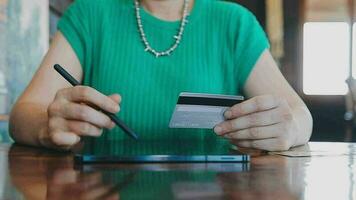 handen met creditcard en met behulp van laptop. online winkelen video