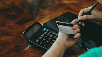mãos segurando um cartão de crédito e usando o laptop. compras online video