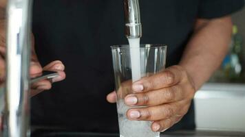 water gieten van een kraan kraan in een glas, drinken zuiver water concept video