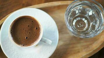 une tasse de café turc sur la table en plein air video