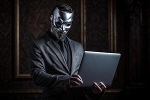 un delincuente persona vistiendo plata máscara con negro traje y trabajando en ordenador portátil a oscuro marrón habitación. en línea datos o información ladrón concepto. generativo ai. foto