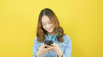 Aziatisch meisje chatten Aan mobiel telefoon Aan sociaal media video