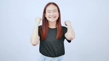 asiático niña vistiendo un negro camiseta ella estaba contento a tener éxito. video