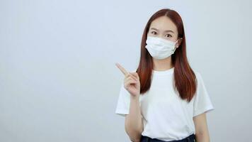 asiático muchachas recomendar vistiendo el correcto máscara a evitar invisible gérmenes video