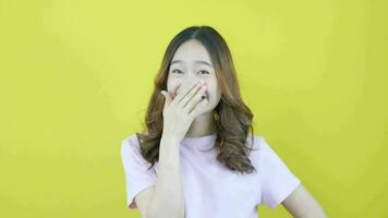 Aziatisch meisje lacht verlegen wanneer ze beseft zij is geweest gegeven een speciaal kans in haar carrière. video