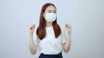 Asian women should wear a white shirt, jeans and wear a mask of encouragement. video