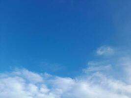 hermosas nubes blancas sobre fondo de cielo azul profundo. grandes nubes esponjosas suaves y brillantes cubren todo el cielo azul. foto