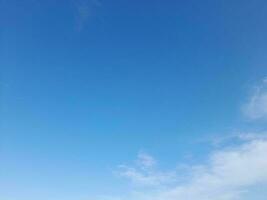 nubes blancas en el cielo azul. hermoso fondo azul brillante. nubosidad ligera, buen tiempo. nubes rizadas en un día soleado. foto