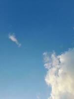 blanco nubes en el azul cielo Perfecto para el antecedentes foto