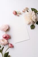 parte superior ver de blanco blanco papel tarjeta Bosquejo y hermosa peonía floral decoraciones generativo ai. foto