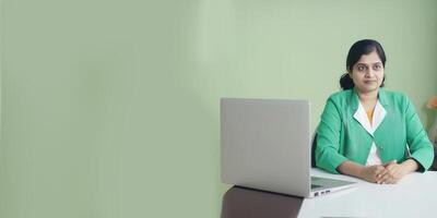 recortado imagen de profesional hembra médico sentado a lugar de trabajo con computadora portátil, generativo ai. foto
