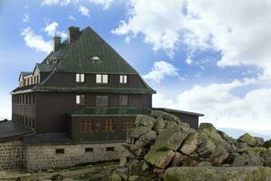 montaña refugio a parte superior de szrenica en Karkonosze, Polonia foto