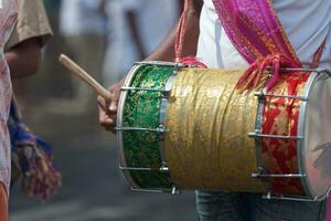 percusionista jugando con un dholak durante el carnaval de grandioso bucán foto