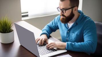 realista retrato de los anteojos vestir hermoso barba hombre trabajando en ordenador portátil cerca un hojas maceta a escritorio. generativo ai ilustración. foto