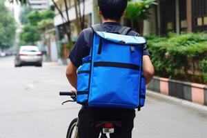 espalda ver de ficticio comida entrega hombre montando en viky bicicleta con térmico bolsa, Rápido entrega Servicio desde café y restaurante. generativo ai. foto