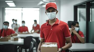 indio entrega chico vistiendo rojo camiseta y médico mascarilla, embalaje paquete o empaquetar antes de entrega a lugar de trabajo. generativo ai. foto