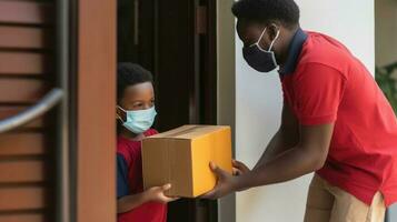 lado ver de africano entrega hombre vistiendo uniforme con médico máscara y dando cartulina caja a cliente chico a puerta, generativo ai. foto