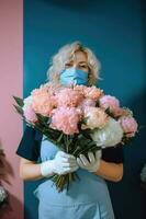 retrato de hembra florista vistiendo máscara y participación hermosa peonía ramo. generativo ai. foto