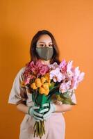 retrato de joven mujer vistiendo máscara y participación ramo, generativo ai. foto