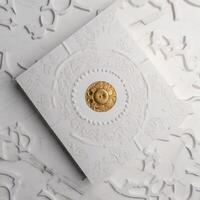 parte superior ver de blanco y dorado lujo Boda invitación tarjeta caja, burlarse de arriba modelo para diseño o producto colocación creado utilizando generativo ai. foto