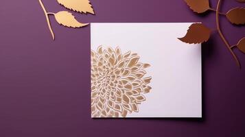 parte superior ver de dorado y blanco lujo tarjeta con hojas en púrpura antecedentes para Boda concepto. generativo ai. foto