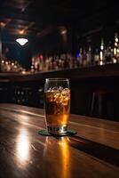 hielo cubitos en cerveza o whisky vaso con condensación en de madera mesa. borroso interior de pub a el antecedentes. generativo ai. foto