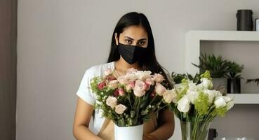 retrato de hembra florista vistiendo máscara y participación rosas ramo de flores en su floral comercio, generativo ai. foto