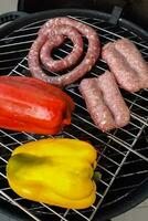 pimientos y salchichas en el parrilla foto