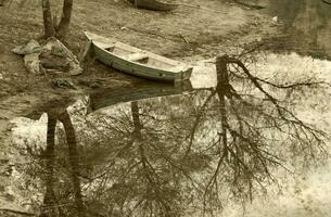 antiguo barco cerca el lago foto