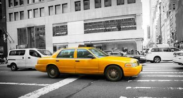 amarillo taxi en Manhattan con negro y blanco antecedentes foto