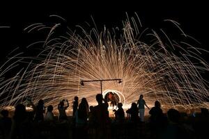 increíble fuego espectáculo a ao wong Deuán koh samed isla Rayong Tailandia foto