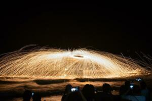 increíble fuego espectáculo en el playa a sai kaew playa, mu koh samed Rayong tailandia foto