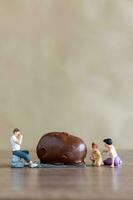 miniatura personas contento familia disfrutando chocolate foto