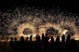 increíble fuego espectáculo a ao wong Deuán koh samed isla Rayong Tailandia foto