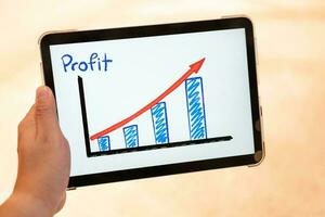 utilizando tableta a ver negocio crecimiento predicación grafico con difuminar antecedentes de Departamento almacenar. negocio exitoso concepto. concepto de crecimiento planificación y estrategia. foto