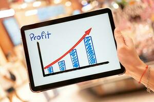 negocio crecimiento predicación grafico en tableta con difuminar antecedentes de Departamento almacenar. negocio exitoso concepto. concepto de crecimiento planificación y estrategia. foto
