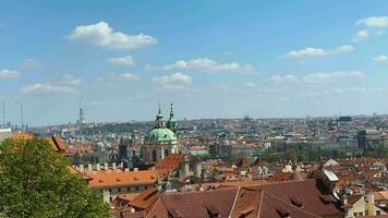 espaço de tempo do Visão Praga, pontes, igreja, colorida casas, e rio. video