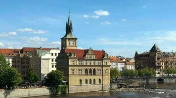 Time-lapse av se Prag, broar, kyrka, färgrik hus, och flod. video