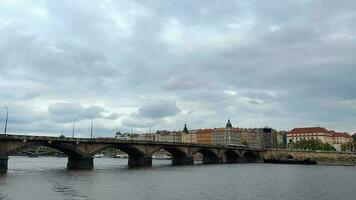 espaço de tempo do Visão Praga, pontes, igreja, colorida casas, e rio. video