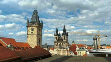 Zeitraffer von Aussicht Prag, Brücken, Kirche, bunt Häuser, und Fluss. video
