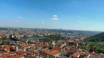 espaço de tempo do Visão Praga, pontes, igreja, colorida casas, e rio. video