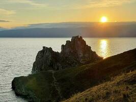 rock chamanka en olkhon isla a atardecer, lago Baikal, Rusia foto