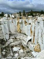 abandonado mármol cantera buguldeyka en el apuntalar de lago Baikal, Rusia foto