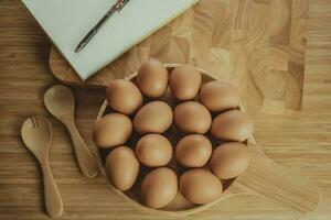 huevos con de madera cucharas y cuaderno foto