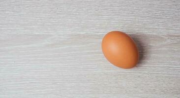pollo huevo en de madera mesa. piso antecedentes foto