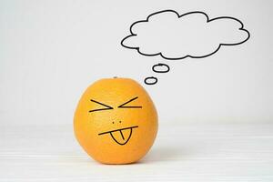 sonriente naranja contento a mano dibujado pensamiento burbuja texturizado foto