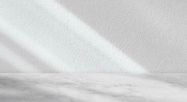 estudio antecedentes hormigón pared textura con natural ligero sombra cubrir en mármol piso. vacío habitación blanco cemento con rayo de sol desde ventana, telón de fondo monitor para producto presentación, promoción foto