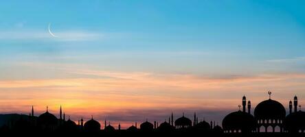 islámico tarjeta con mezquitas cúpula, media luna Luna en puesta de sol cielo, Ramadán noche con crepúsculo oscuridad cielo para islámico religión, eid al-adha, eid mubarak, eid Alabama fitr, ramadán kareem, islámico nuevo año muharram foto