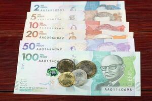 Colombiana pesos monedas y billetes foto