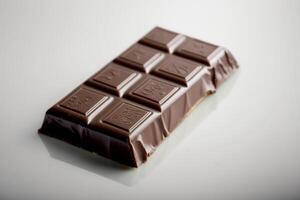 imagen de cerca arriba de un delicioso derritiendo chocolate bar aislado en blanco antecedentes. para chocolate festival, alimento, dulce postre, San Valentín día o chocolate día por ai generado foto